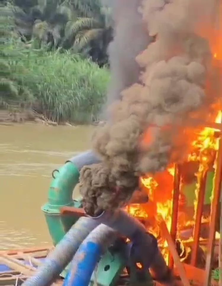 Aksi pembakaran lanting jek penambang emas liar di Sungai Boyan, Sanggau, Kalimantan Barat, memanas. Warga desak penghentian PETI akibat rusaknya sumber air saat kemarau