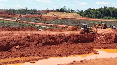 Inilah ironi pahit di balik proyek strategis nasional. Saat PT Kalimantan Alumina Nusantara (PT KAN) di Kabupaten Sanggau Kalimantan Barat menjelma magnet tenaga kerja asing dari Tiongkok-China, warga lokal hanya bisa menangis meringis. Ini tentang hilangnya kesempatan kerja, pengawasan imigrasi yang misterius, hingga dugaan bekingan oknum anggota DPRD Kalbar berinisial A. Sebuah narasi mendalam tentang paradoks pembangunan: perusahaan berjaya, alam binasa, rakyat terlupa.