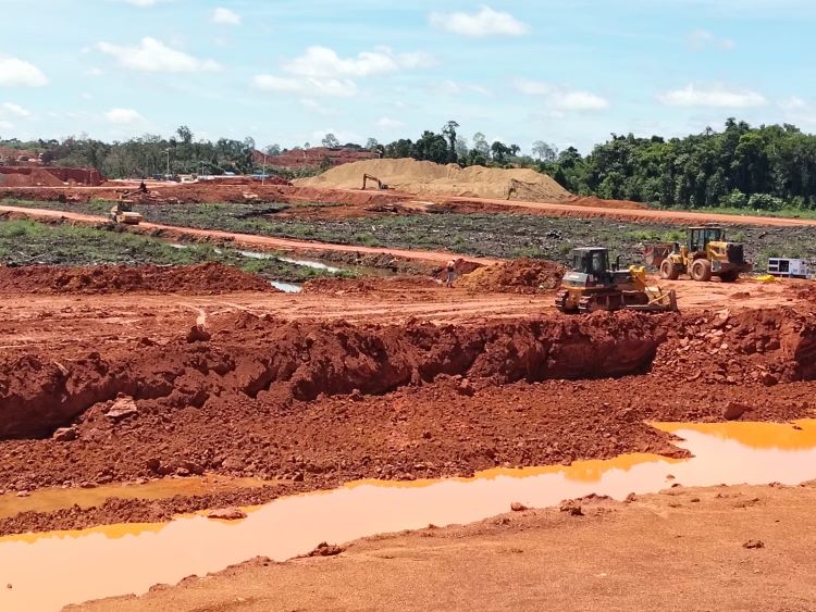 Inilah ironi pahit di balik proyek strategis nasional. Saat PT Kalimantan Alumina Nusantara (PT KAN) di Kabupaten Sanggau Kalimantan Barat menjelma magnet tenaga kerja asing dari Tiongkok-China, warga lokal hanya bisa menangis meringis. Ini tentang hilangnya kesempatan kerja, pengawasan imigrasi yang misterius, hingga dugaan bekingan oknum anggota DPRD Kalbar berinisial A. Sebuah narasi mendalam tentang paradoks pembangunan: perusahaan berjaya, alam binasa, rakyat terlupa.
