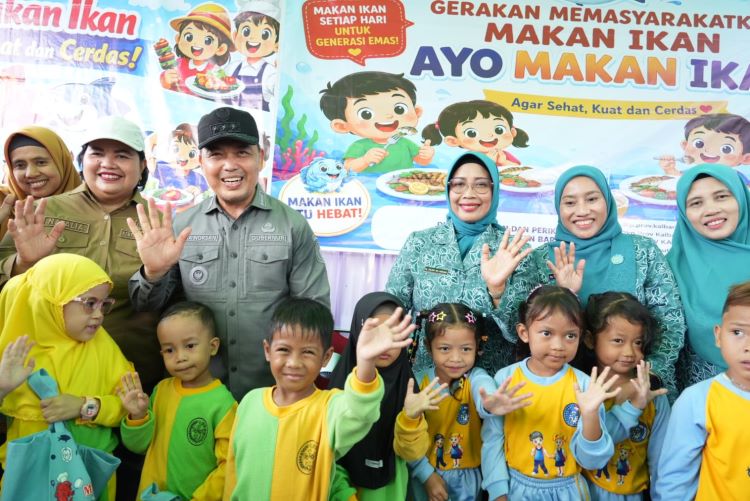 Gubernur Kalimantan Barat, Ria Norsan, resmi membuka Program Gema Membangun Desa di Teluk Batang. Ribuan warga pesisir antusias ikuti pasar murah, cek kesehatan gratis, serta layanan kependudukan dan pajak kendaraan satu atap.