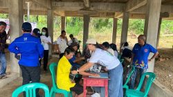 DPC Partai Demokrat Kabupaten Sanggau gelar aksi nyata bersih lingkungan dan tanam pohon ulin langka di Desa Persiapan Darok. Upaya ini demi kesehatan warga dan lestarikan alam.