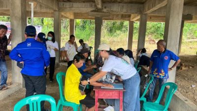DPC Partai Demokrat Kabupaten Sanggau gelar aksi nyata bersih lingkungan dan tanam pohon ulin langka di Desa Persiapan Darok. Upaya ini demi kesehatan warga dan lestarikan alam.
