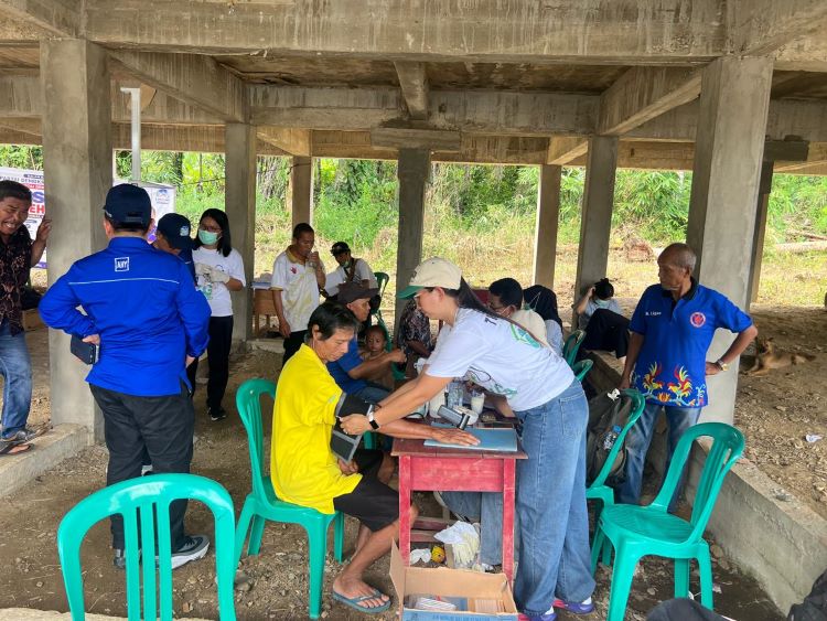 DPC Partai Demokrat Kabupaten Sanggau gelar aksi nyata bersih lingkungan dan tanam pohon ulin langka di Desa Persiapan Darok. Upaya ini demi kesehatan warga dan lestarikan alam.