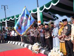 Ria Norsan Lepas Pawai Ta’aruf MTQ XXXIV Kalbar di Kayong Utara, Tegaskan Persatuan Umat Lebih Utama