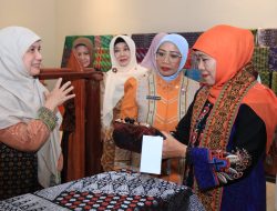 Khofifah Tinjau Produk Kerajinan Kalbar, Peluang UMKM Tembus Pasar Jatim Dibuka