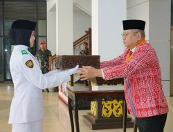 Serahkan Merah Putih ke Paskibraka, Harisson: Ini Amanah dan Kehormatan Bangsa