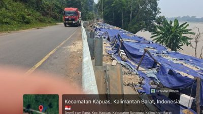 BPJN Kalimantan Barat pasang pagar besi pengaman 75 meter di lokasi longsor Penyeladi, Sanggau. Lindungi pengendara dari bahaya jalan nasional ambles.