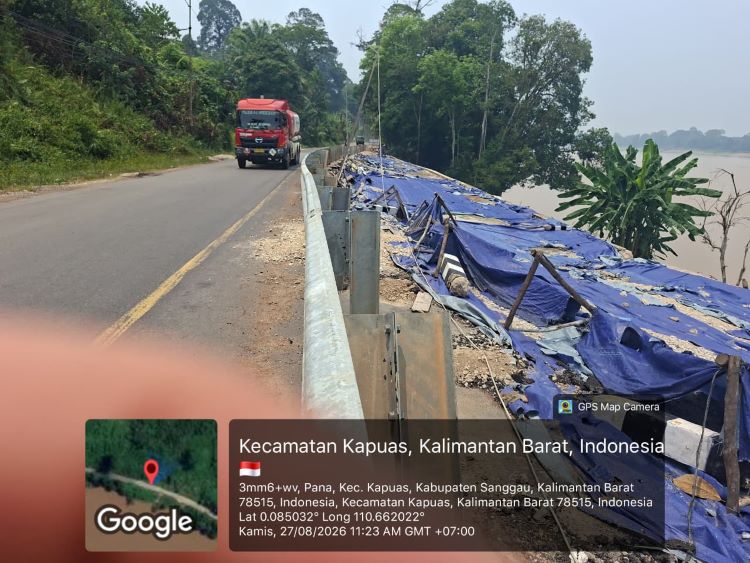BPJN Kalimantan Barat pasang pagar besi pengaman 75 meter di lokasi longsor Penyeladi, Sanggau. Lindungi pengendara dari bahaya jalan nasional ambles.