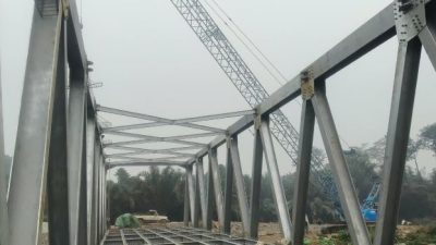 Penyelesaian struktur Jembatan Riam Pangar, Kabupaten Bengkayang. Kontraktor pelaksana diingatkan secara ketat oleh PPK untuk menjaga kualitas pekerjaan sesuai kontrak 300 hari kalender.