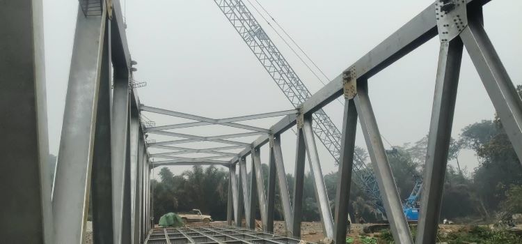 Penyelesaian struktur Jembatan Riam Pangar, Kabupaten Bengkayang. Kontraktor pelaksana diingatkan secara ketat oleh PPK untuk menjaga kualitas pekerjaan sesuai kontrak 300 hari kalender.