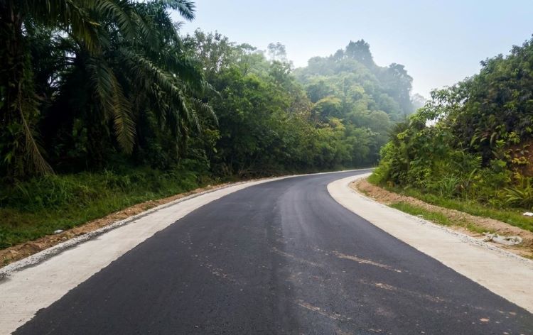 BPJN Kalimantan Barat berkomitmen rawat jalan nasional. Rehab minor jadi langkah strategis. Bukan sekadar proyek fisik. Tetapi investasi keselamatan. Kelancaran arus barang dan orang jadi kunci. Pertumbuhan ekonomi kawasan makin terbuka.