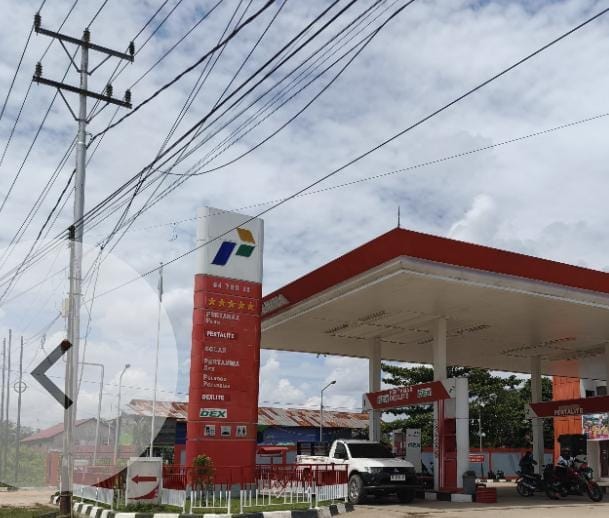 Pengelola SPBU 64.78.615 Sintang Kalimantan Barat hingga kini bungkam. Tidak ada permintaan maaf. Tidak ada ganti rugi.