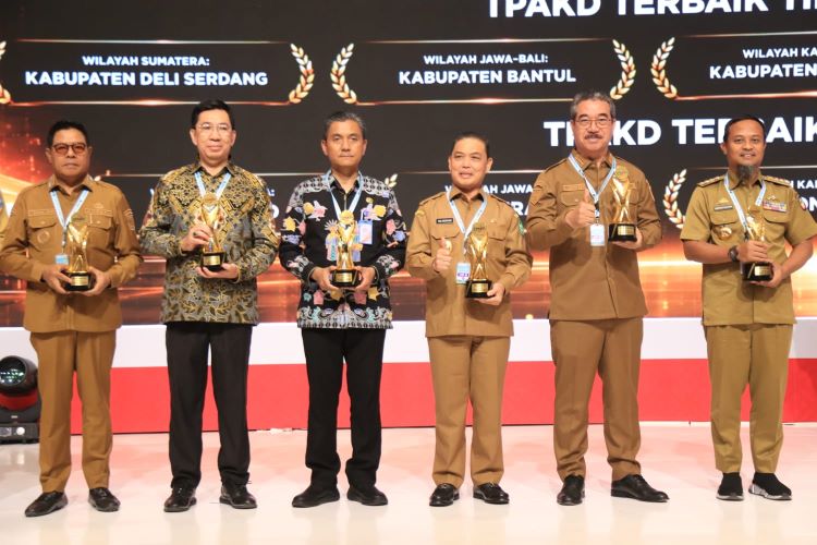 Pemprov Kalbar raih TPAKD Award 2026 sebagai provinsi terbaik se-Kalimantan. Gubernur Ria Norsan tekankan akses keuangan merata, program lawan rentenir, dan digitalisasi layanan untuk kesejahteraan ekonomi rakyat.