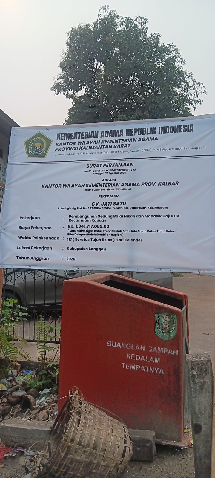 Kasus proyek Gedung Balai Nikah dan Manasik Haji KUA Kecamatan Kapuas, Kabupaten Sanggau, Kalimantan Barat, senilai Rp1,341 miliar hancur lebur. Pengawas proyek mengaku tak paham gambar dan RAB.