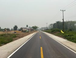 Kisah Pekerja Ruas Jalan Batas Kota Kabupaten Sanggau-Sekadau Berjuang di Tengah Arus CPO dan BBM