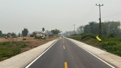 Pekerja jalan nasional ruas Sanggau-Sekadau Kalimantan Barat wajib ekstra waspada. Arus lalu lintas padat serta kendaraan besar angkutan CPO dan BBM sering menerobos bahu jalan. Rambu dan pengaman sesuai SOP sudah terpasang