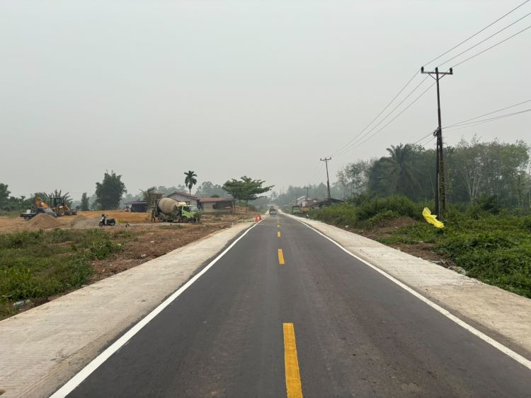 Pekerja jalan nasional ruas Sanggau-Sekadau Kalimantan Barat wajib ekstra waspada. Arus lalu lintas padat serta kendaraan besar angkutan CPO dan BBM sering menerobos bahu jalan. Rambu dan pengaman sesuai SOP sudah terpasang