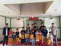 Muhammadiyah dan Polres Kubu Raya Berbagi Alat Tulis, Bangkitkan Semangat Belajar Anak Desa Limbung