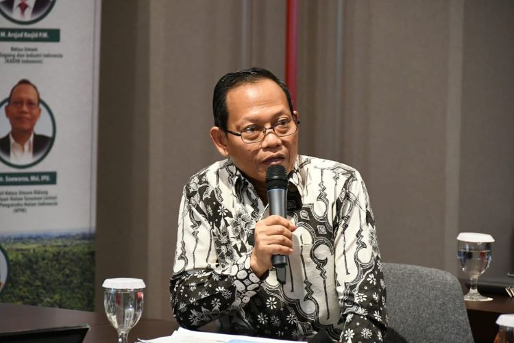 APHI dukung revisi aturan pembukaan lahan, solusi tanpa bakar jadi kunci cegah karhutla. Penjelasan lengkap batas 2 hektar, kearifan lokal, dan kepastian hukum bagi warga serta pengusaha.